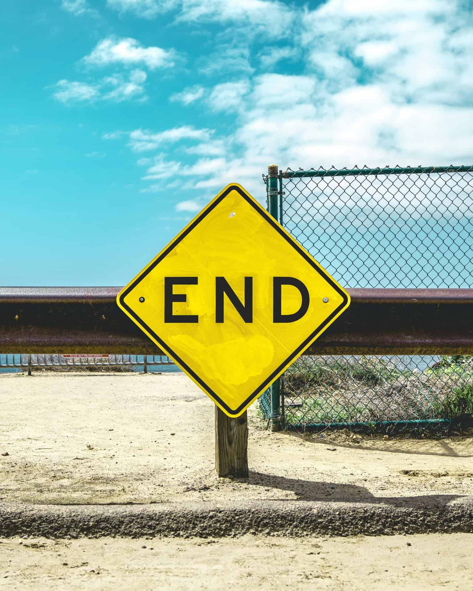 Geel bord met de tekst End
